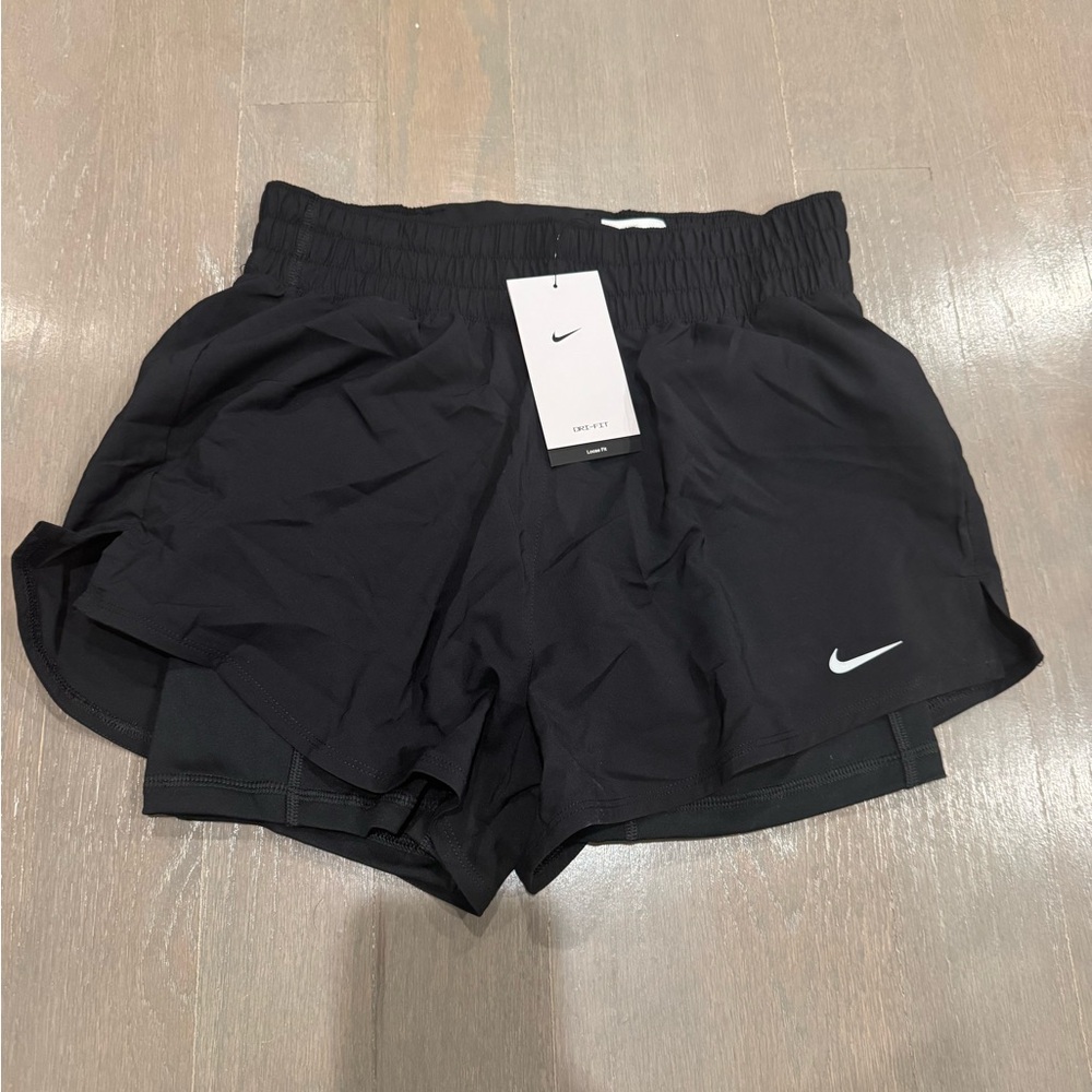 Nike Black Athletic Shorts Lightweight Breathable Design